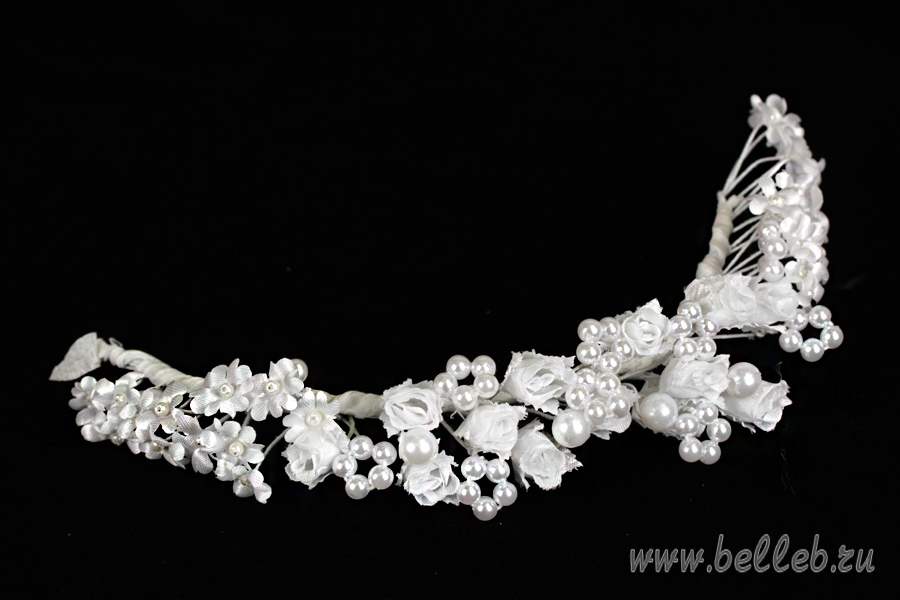 белый веночек из мелких роз, украшенных кружочками из пяти жемчужинок №124