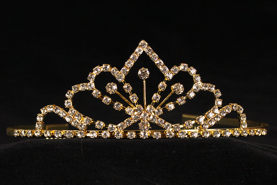 невысокая золотистая диадема (тиара, корона) со стразами №155