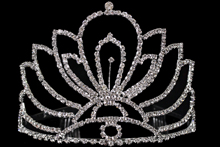 Высокая серебристая диадема (корона, тиара) с мелкими стразами