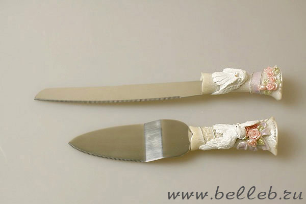 набор для свадебного торта: нож и лопатка с ручками, декорированными объемными розами и голубями №210118