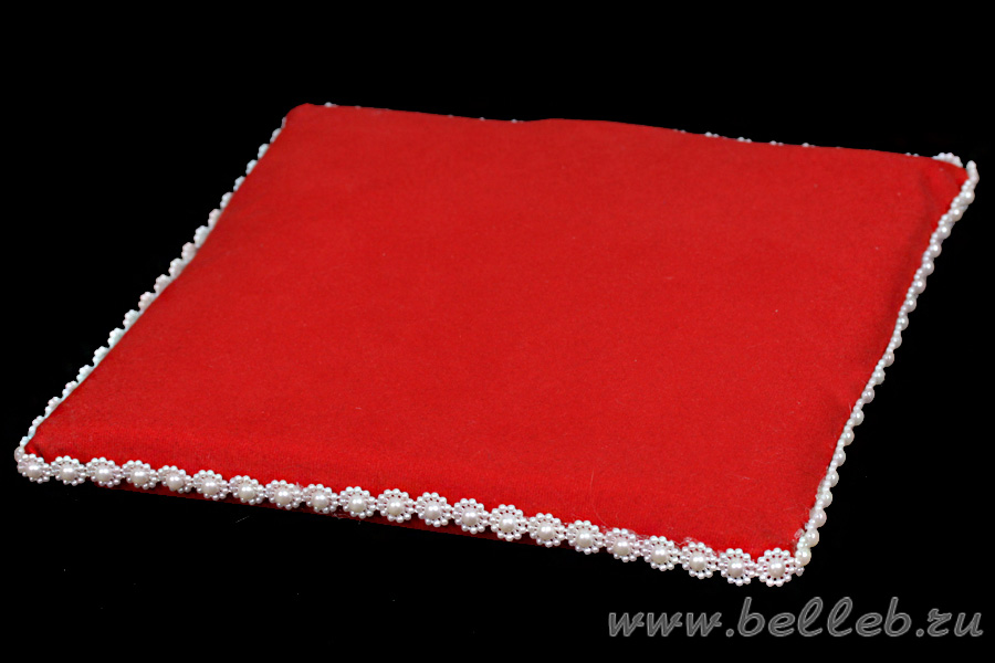 красная подушка для диадем с жемчужной отделкой №8