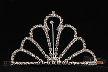  диадема (тиара, корона) классической формы серебристого цвета