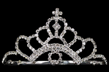 яркая стразовая диадема (корона, тиара) серебристого цвета