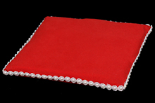 красная подушка для диадем с жемчужной отделкой онлайн