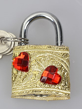золотистый свадебный замок (счастья, любви) с красными стразовыми сердцами, фото