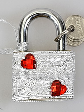 купить серебристый свадебный замок со стразовыми красными сердцами, 2015