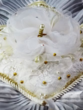 золотисто-белая подушечка для колец с цветком, фото, цена