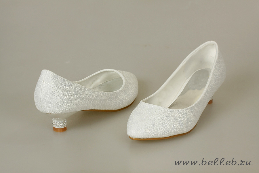 белые свадебные туфли с перламутровым оттенком на небольшом каблуке №216