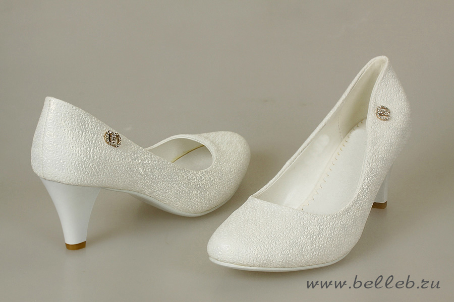 белые свадебные туфли на среднем устойчивом каблуке, украшенные стразовыми колечками  №219
