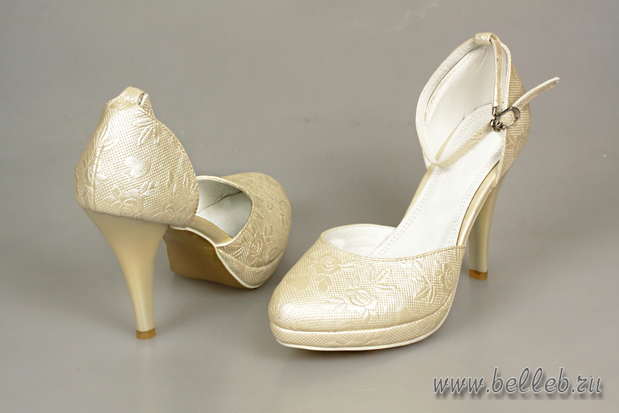 полуоткрытые свадебные туфли цвета айвори с текстурным рисунком на платформе №304