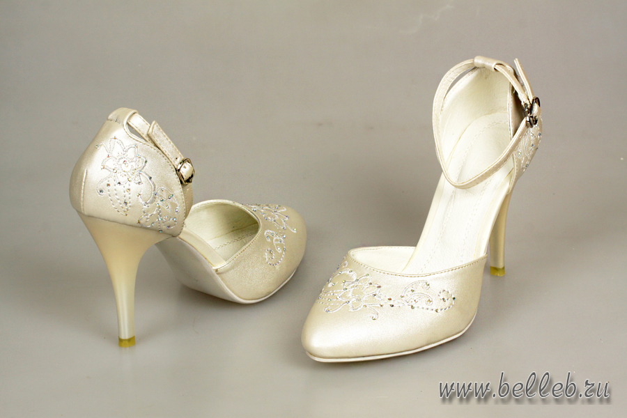 полуоткрытые свадебные туфли цвета айвори, украшенные вышивкой и стразами №306