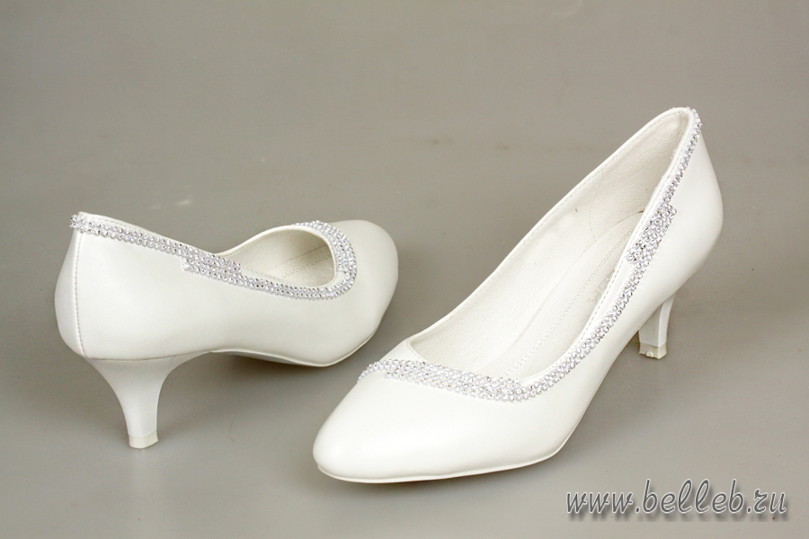 белые туфли на низком каблуке, украшенные стразовыми полосками  №317
