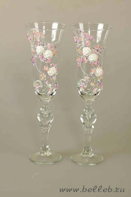 прозрачные бокалы ручной работы, украшенные восхитительным цветочным узором с использованием бисера и очаровательных акриловых розочек